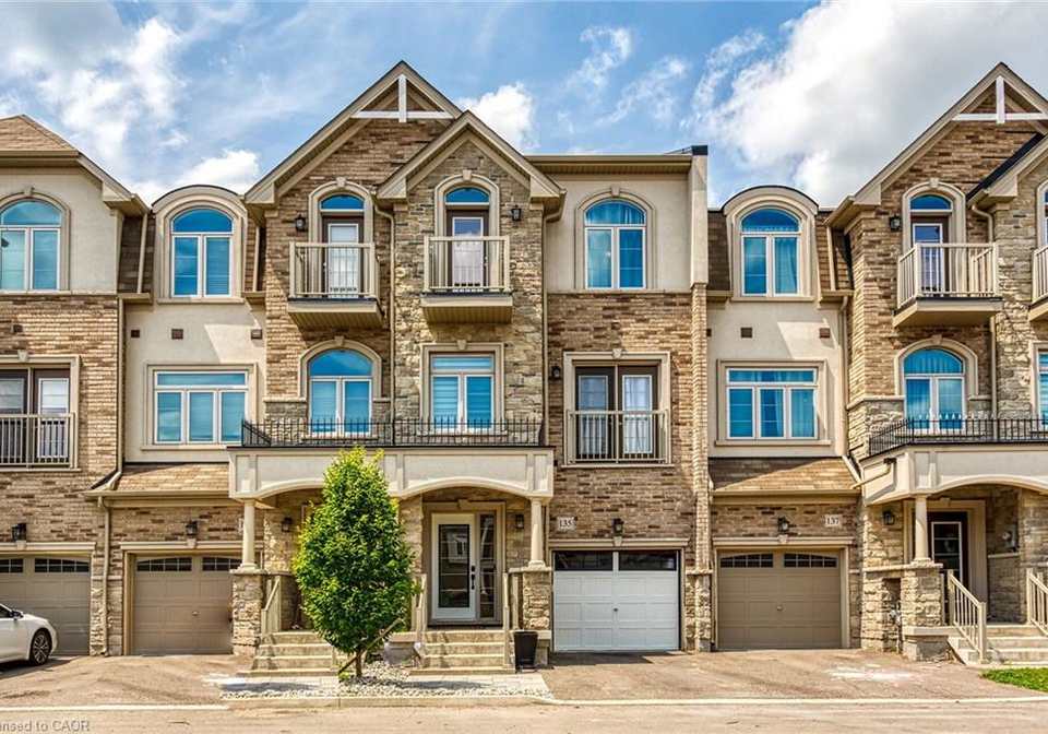 135-borers-creek-circle-waterdown-ontario-40770274