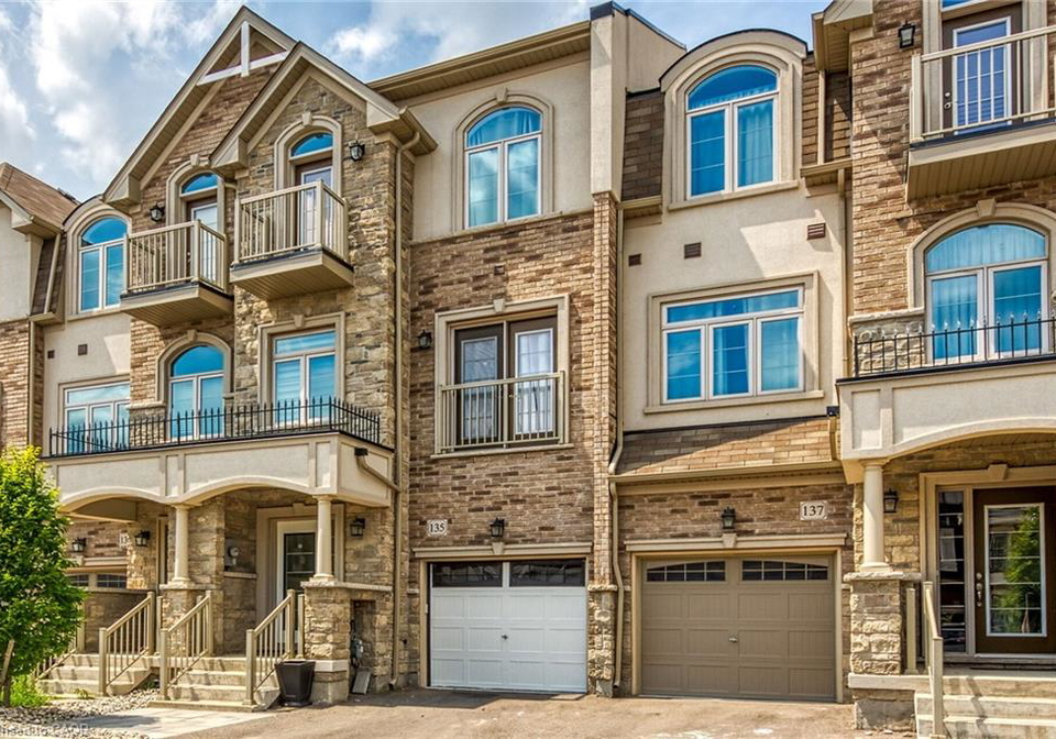 135-borers-creek-circle-waterdown-ontario-40770274