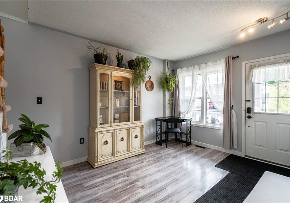 10-truax-crescent-angus-ontario-40770838