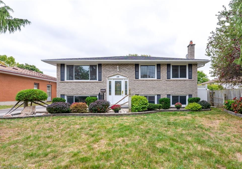19-melbourne-crescent-brantford-ontario-40772697