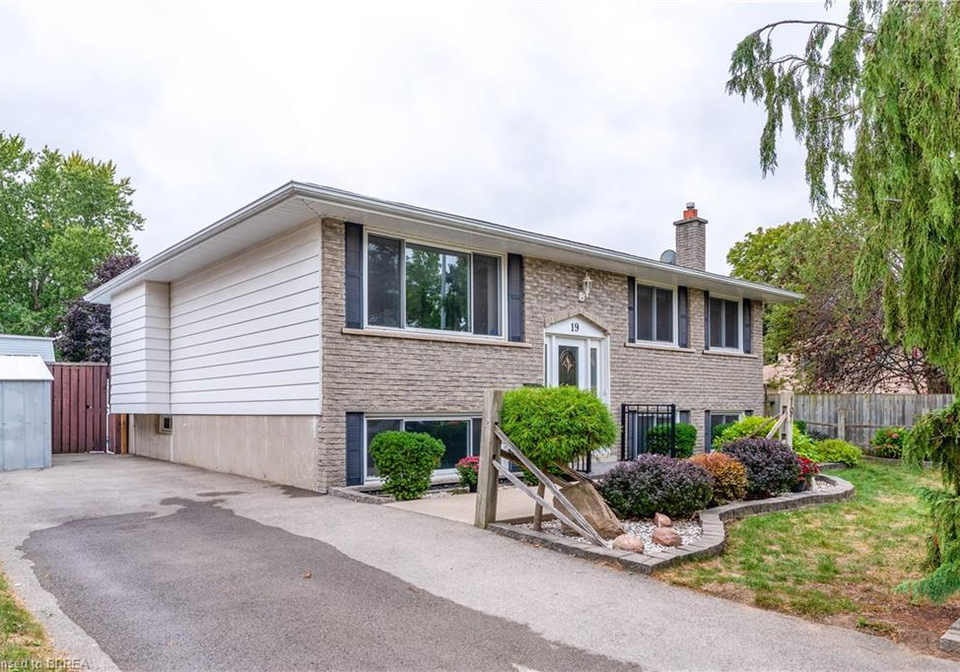 19-melbourne-crescent-brantford-ontario-40772697