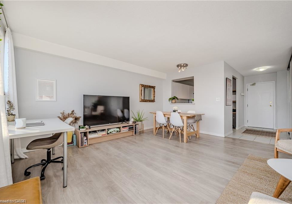 18-holborn-court-kitchener-ontario-40775661