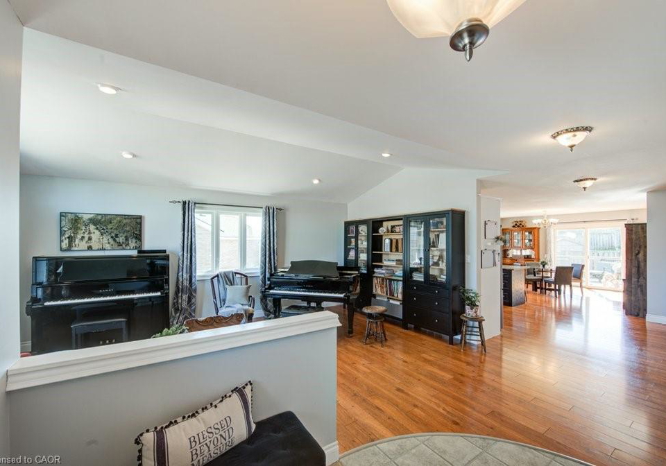 25-pickett-court-mitchell-ontario-40776125