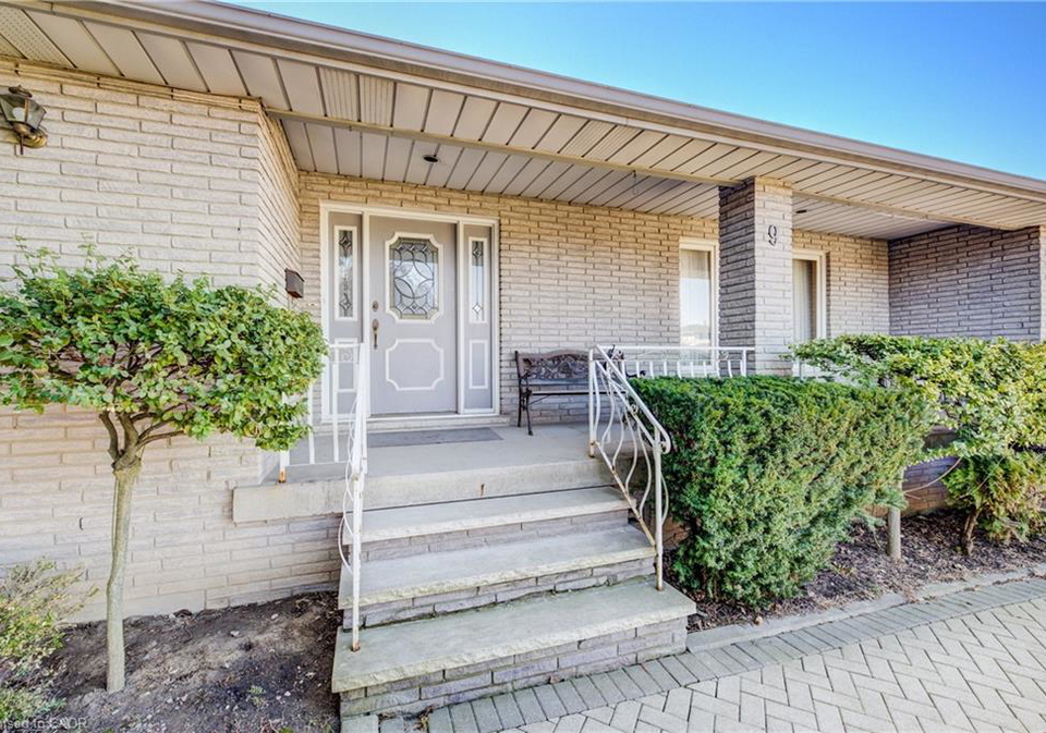 9-stonecliff-court-hamilton-ontario-40777435