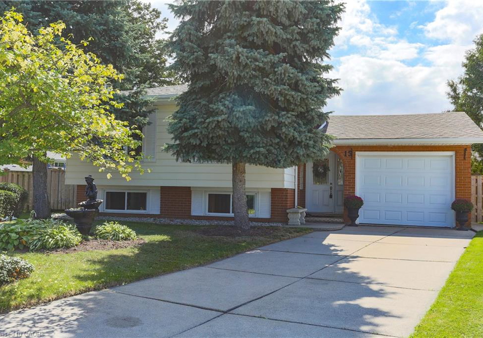 15-lantana-court-hamilton-ontario-40780399