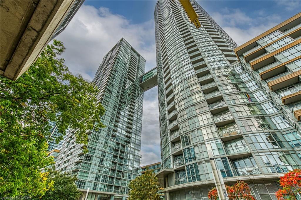 15-iceboat-terrace-toronto-ontario-40780507
