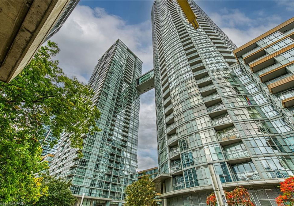 15-iceboat-terrace-toronto-ontario-40780507