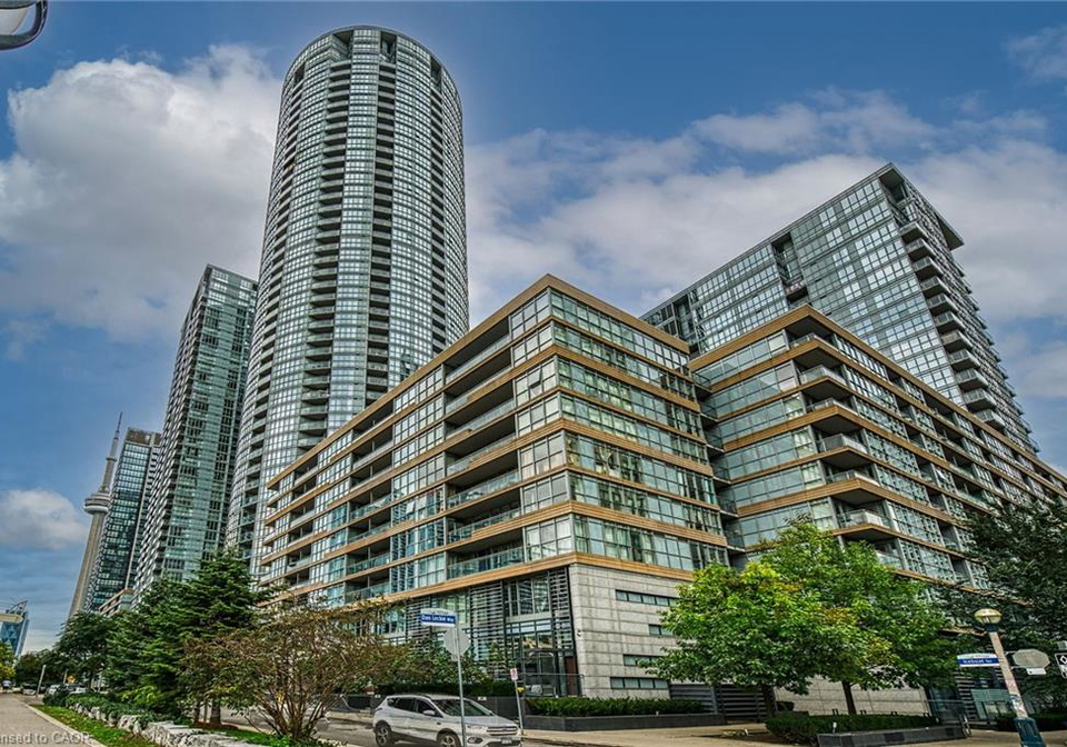 15-iceboat-terrace-toronto-ontario-40780507