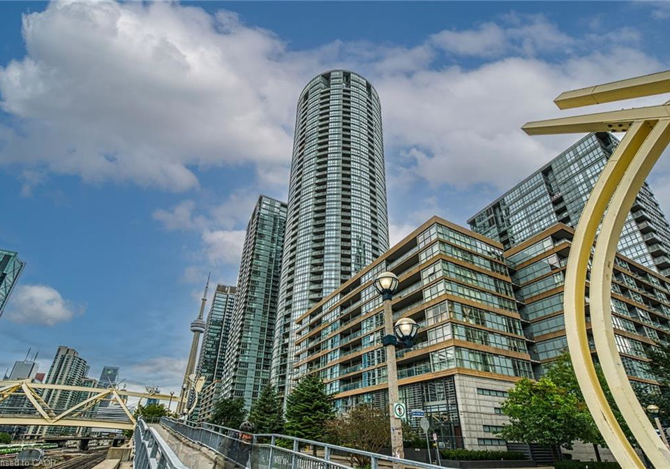 15-iceboat-terrace-toronto-ontario-40780507
