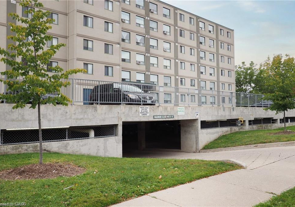 18-holborn-court-kitchener-ontario-40781331