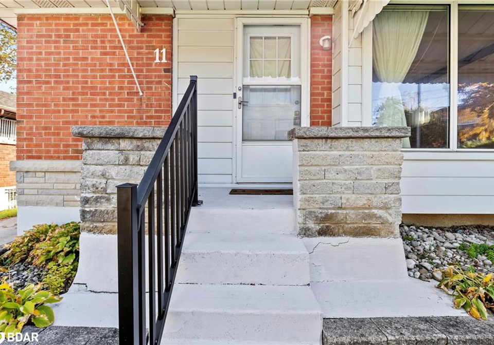 11-helga-court-hamilton-ontario-40782418