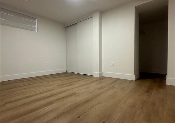 32-lower-munroe-street-kitchener-ontario-40786345