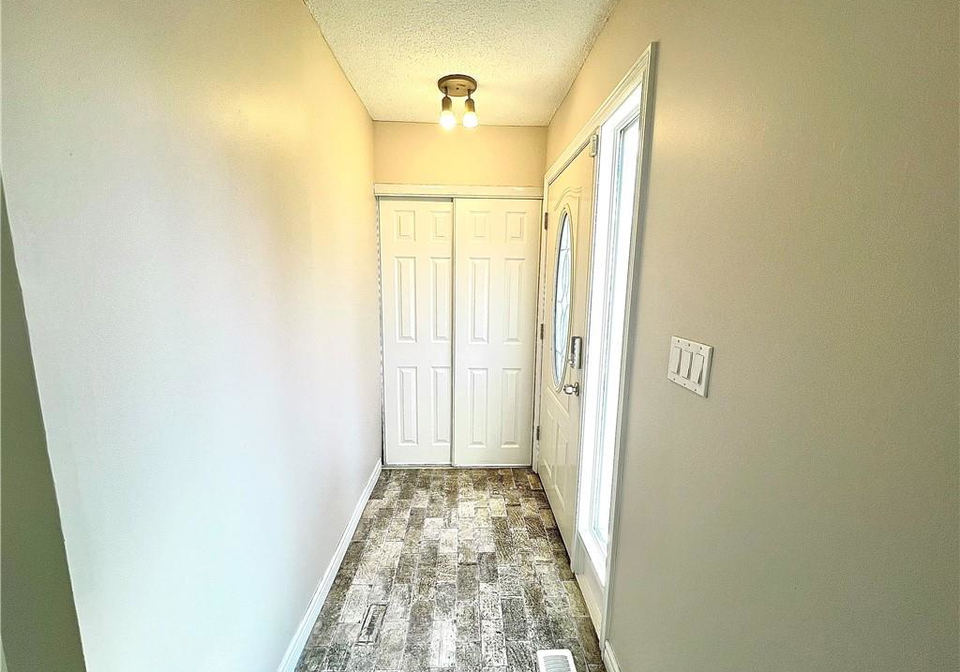 899-prestwick-crescent-sarnia-ontario-40788875