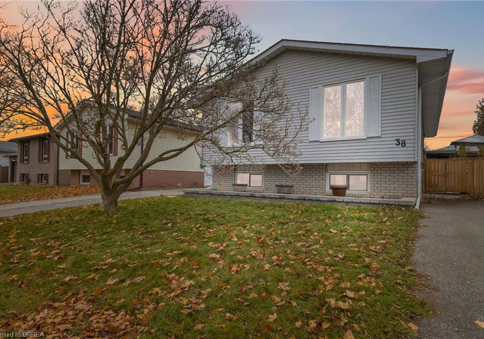 38-sympatica-crescent-brantford-ontario-40789995