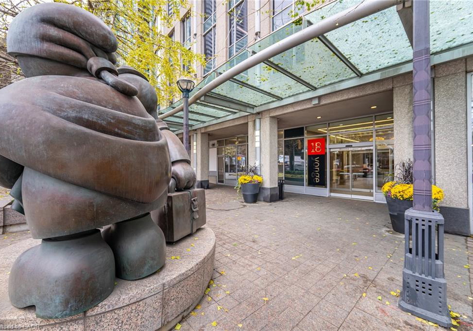 18-yonge-street-toronto-ontario-40790488