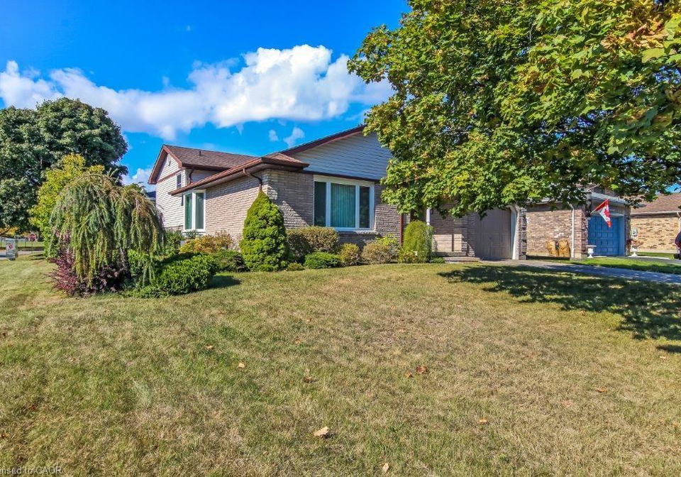 2-falls-crescent-simcoe-ontario-40795794