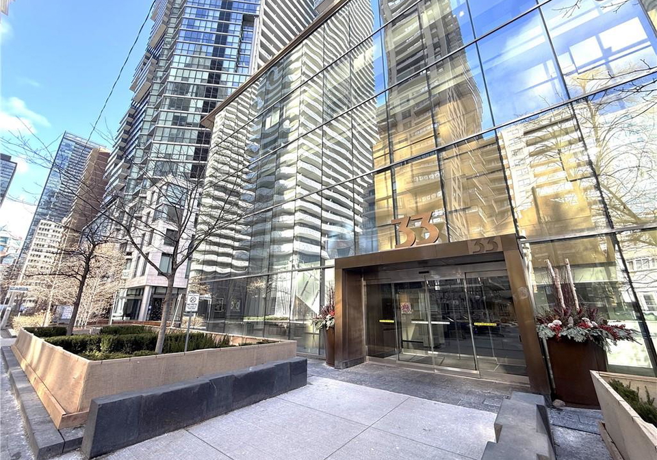 33-charles-street-es-toronto-ontario-40798344