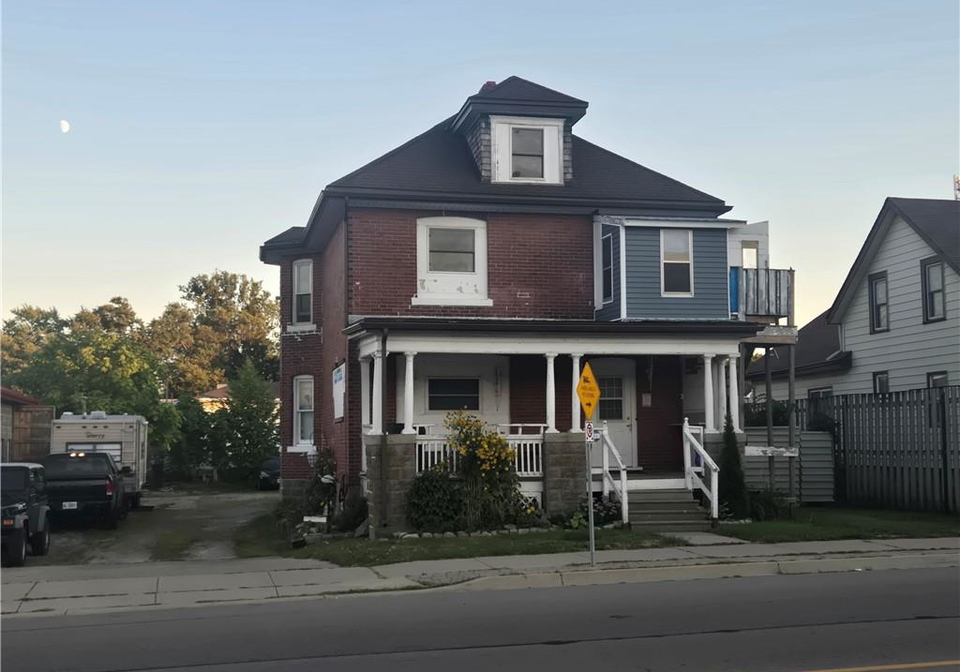 13-talbot-street-e-cayuga-ontario-40804128