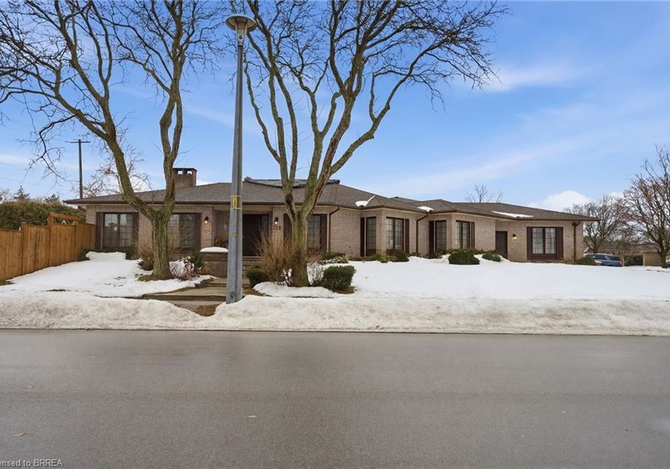 132-oak-street-simcoe-ontario-40805885