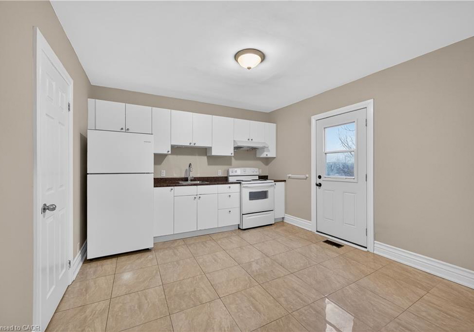 17-sanford-avenue-s-hamilton-ontario-40806027