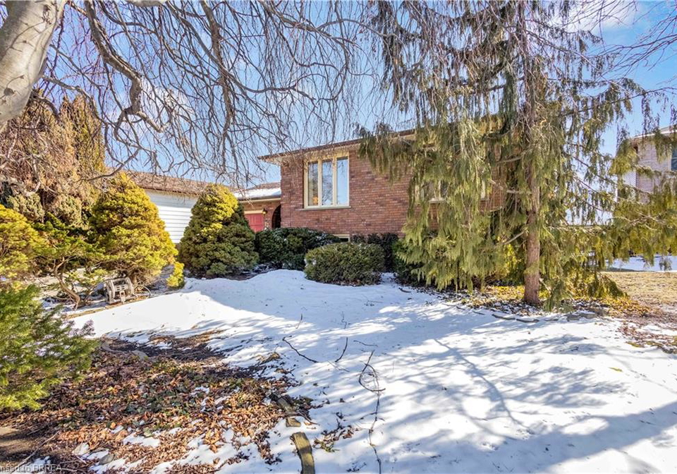 17-majestic-court-brantford-ontario-40806490