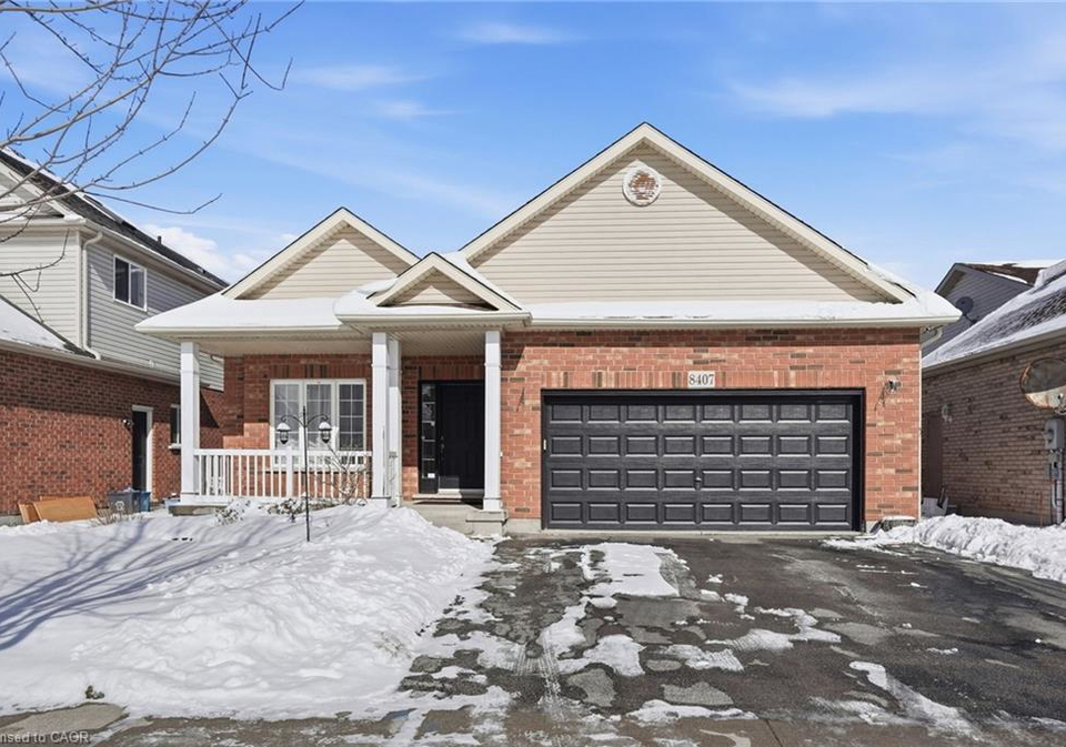 8407-heikoop-crescent-niagara-falls-ontario-40807495