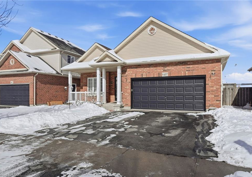 8407-heikoop-crescent-niagara-falls-ontario-40807495