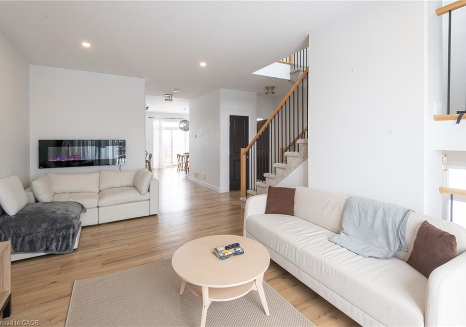 143-superior-drive-amherstview-ontario-40807676