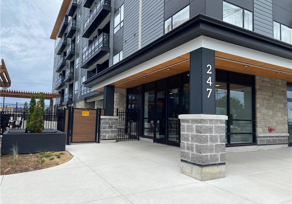 247-northfield-drive-e-waterloo-ontario-40808085