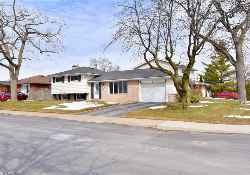 4-bermuda-court-hamilton-ontario-40810009