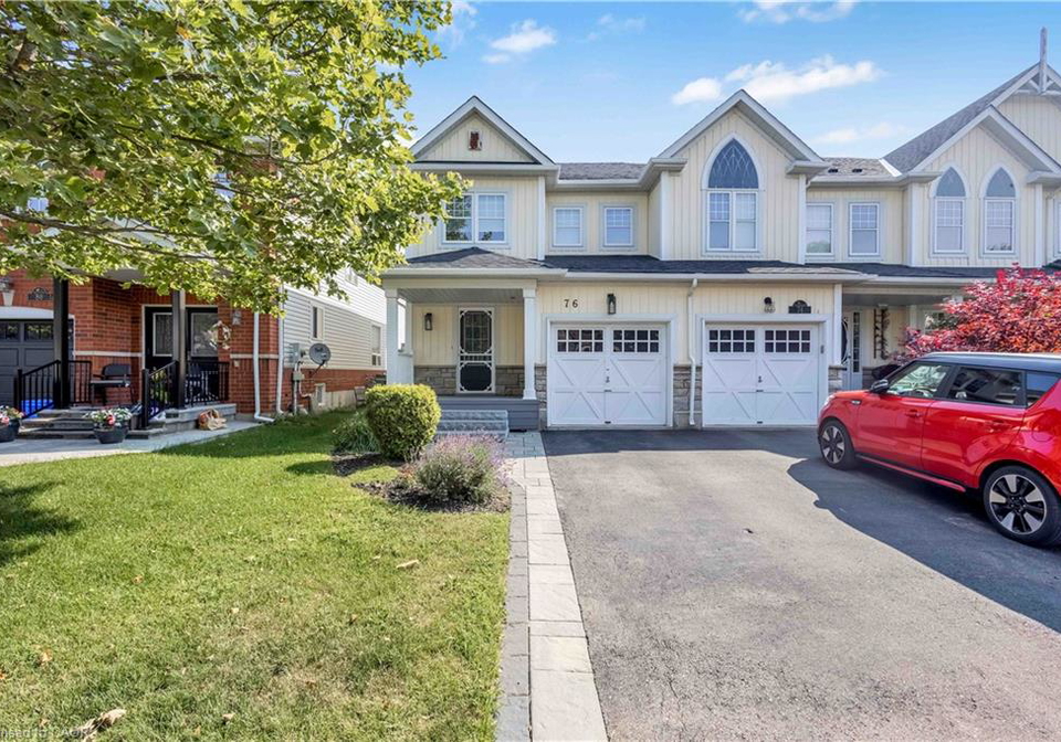 76-blue-sky-trail-waterdown-ontario-40811821