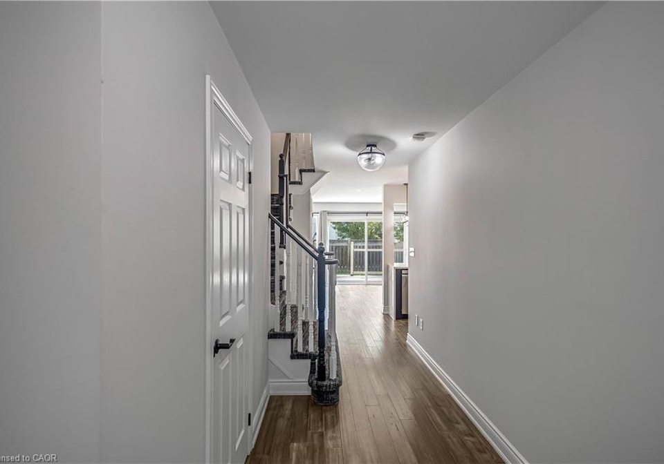 76-blue-sky-trail-waterdown-ontario-40811821