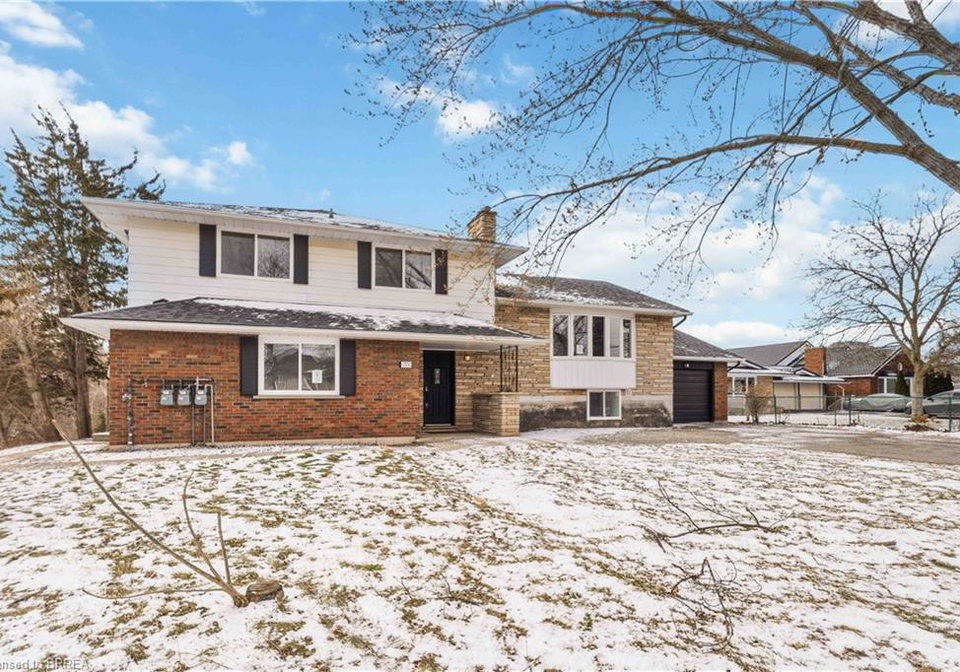 1352-8-highway-stoney-creek-ontario-40813292