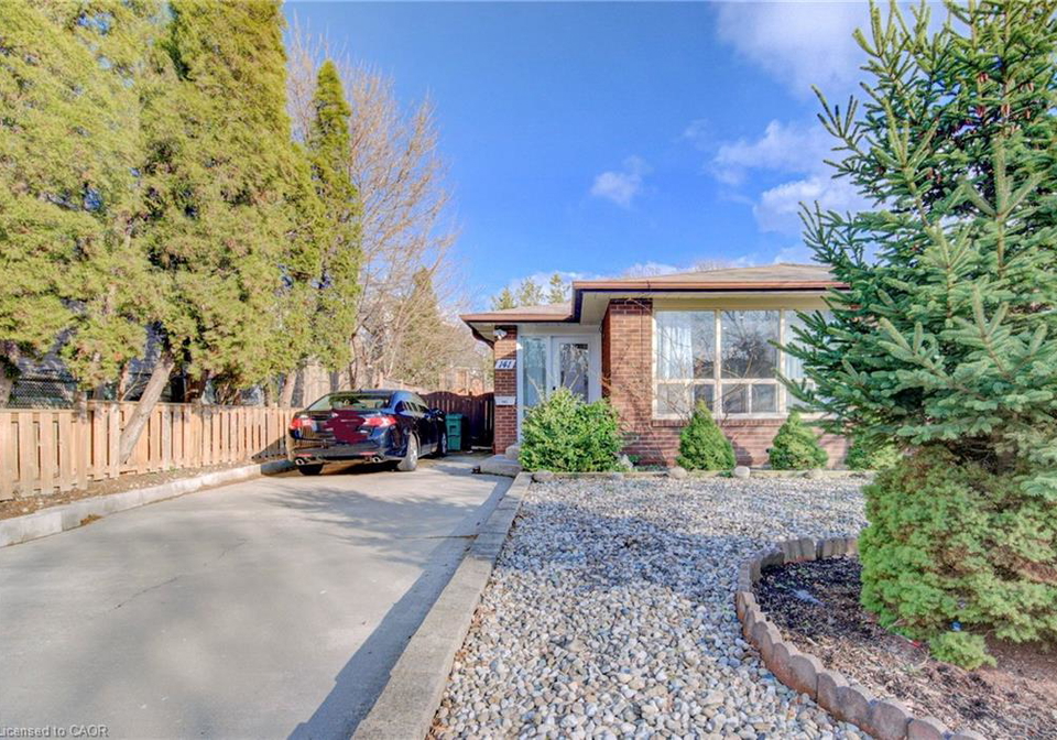 141-mooregate-crescent-kitchener-ontario-40815113