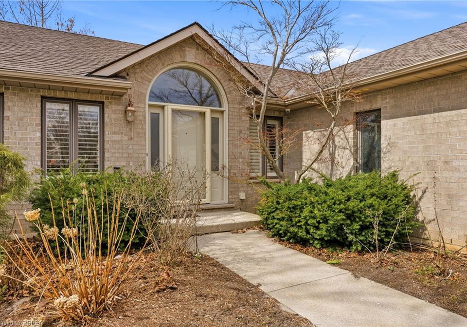 1-daffodil-court-brantford-ontario-40816674