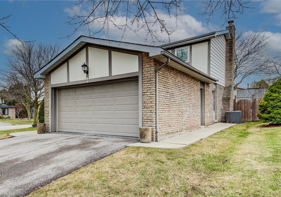 2-blue-spruce-court-kitchener-ontario-40817332