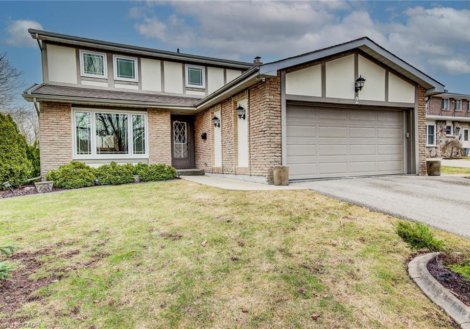 2-blue-spruce-court-kitchener-ontario-40817332