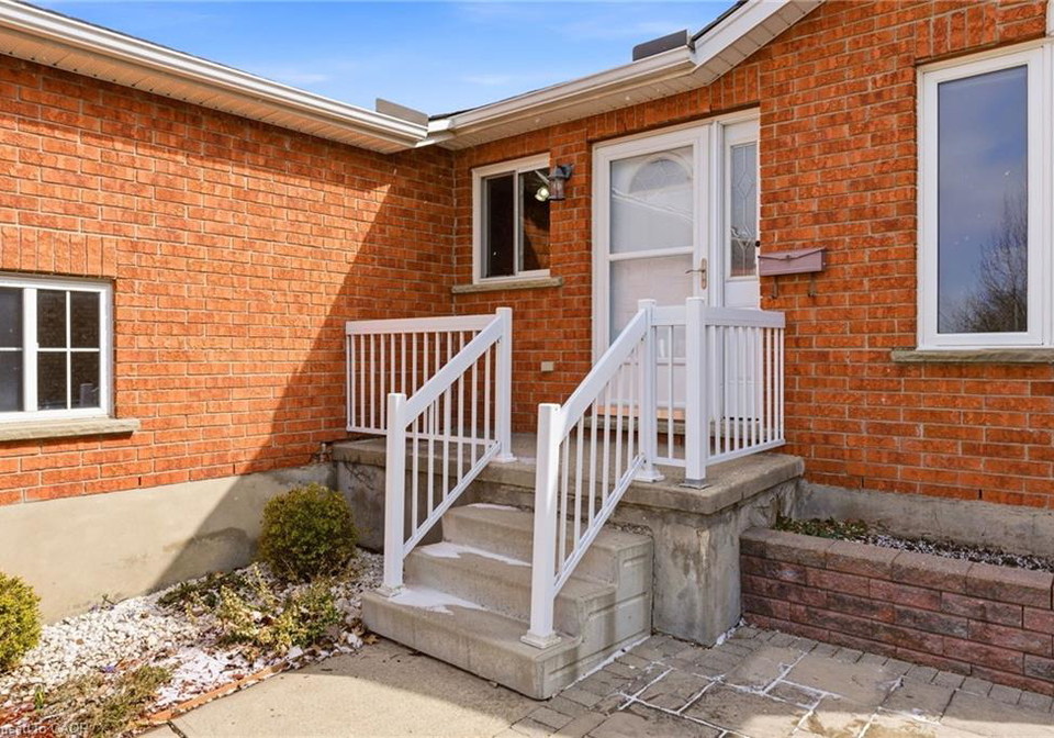 135-stirling-macgregor-drive-cambridge-ontario-40818711