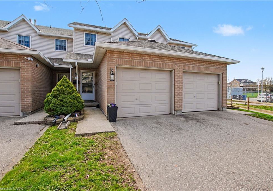10-holborn-court-kitchener-ontario-40819763