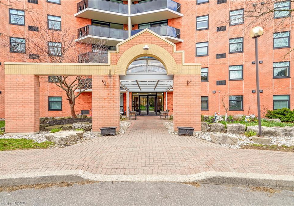 9-bonheur-court-brantford-ontario-40823640