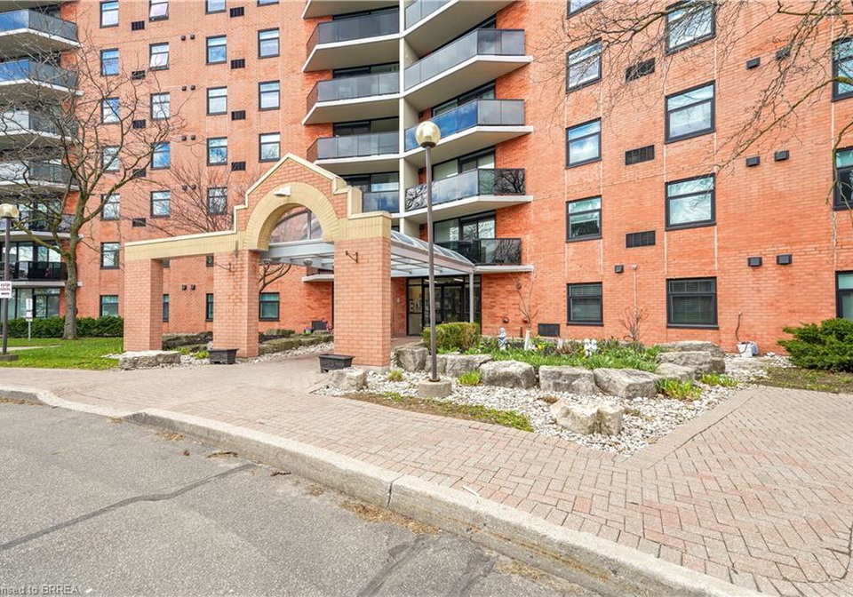 9-bonheur-court-brantford-ontario-40823640