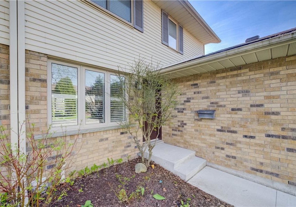 375-kingscourt-drive-waterloo-ontario-40826049
