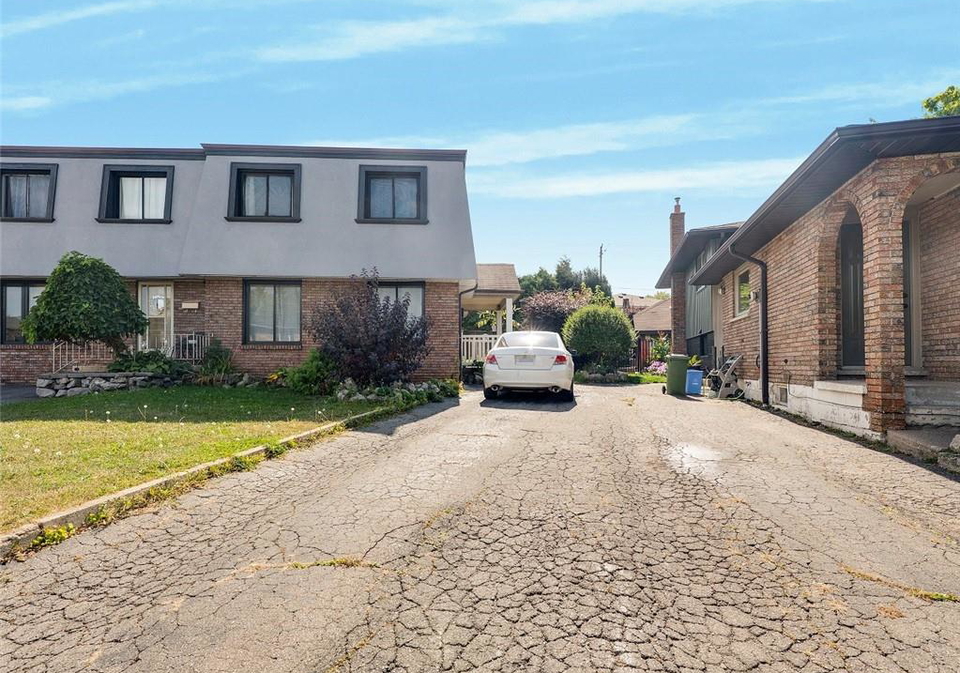 40-yeoville-court-hamilton-ontario-40826935