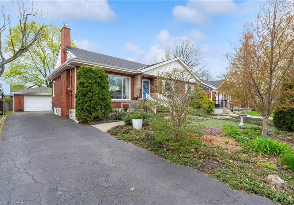 8-mulock-avenue-hamilton-ontario-40827519