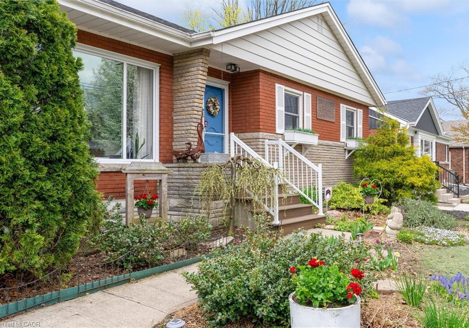 8-mulock-avenue-hamilton-ontario-40827519