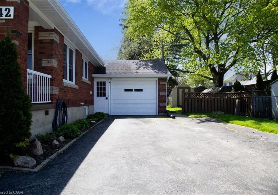 42-hawthorne-avenue-simcoe-ontario-40827712