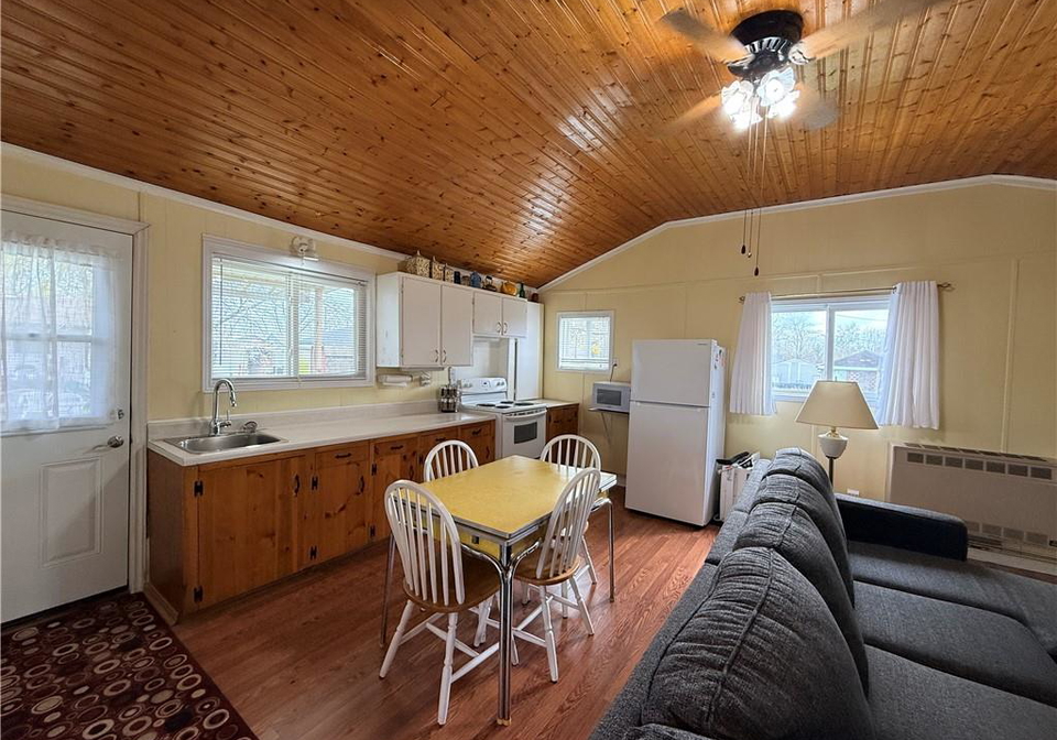 10-elm-lane-selkirk-ontario-40828908
