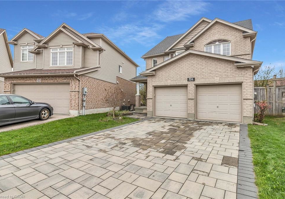 956-banffshire-court-kitchener-ontario-40829173