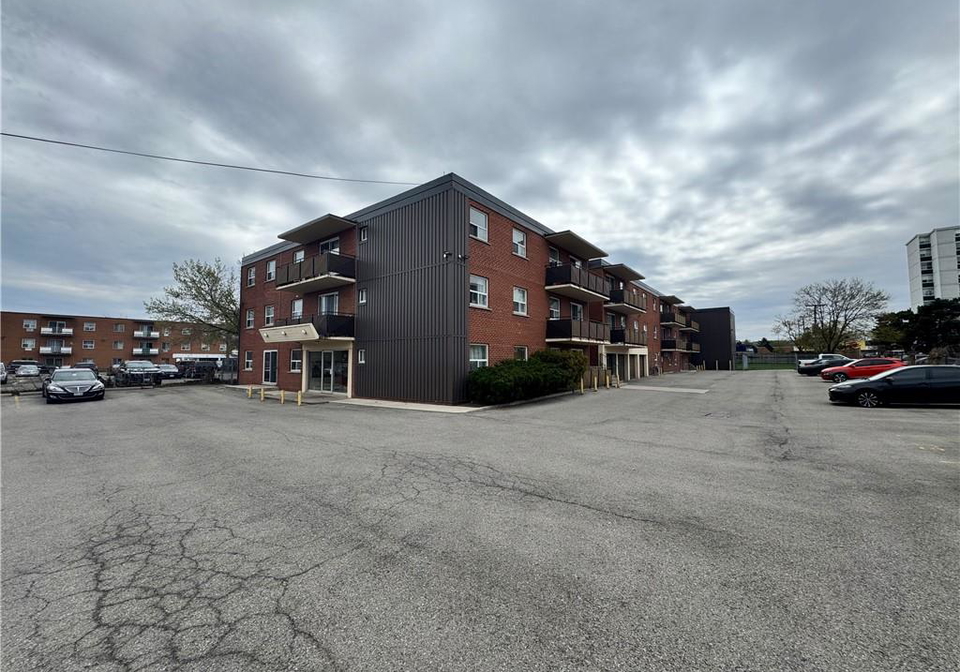 105-tia-drive-hamilton-ontario-40829390