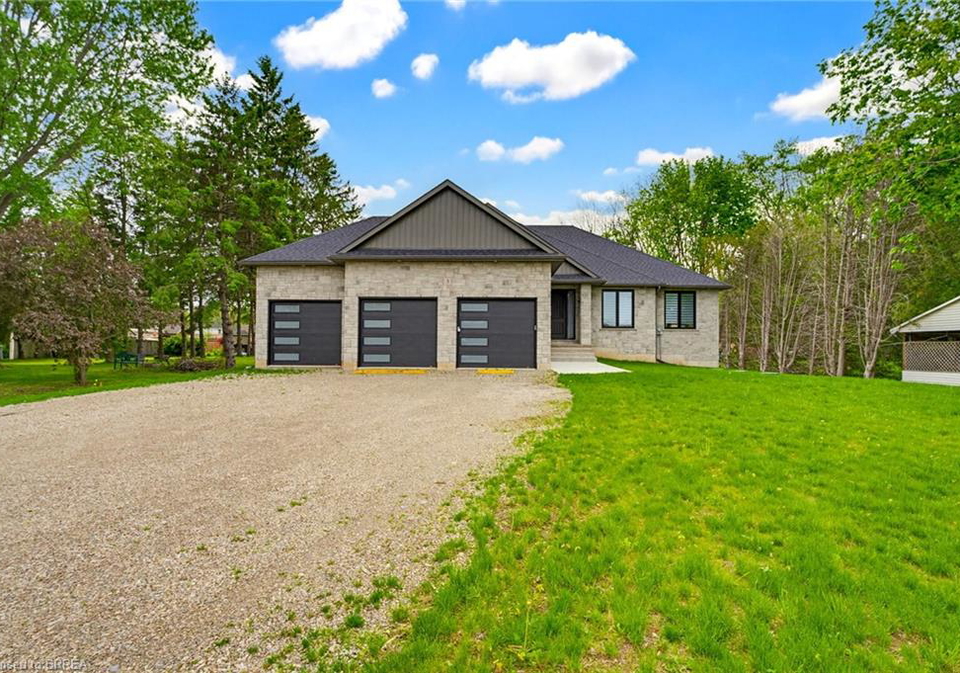 3-kings-lane-scotland-ontario-40832052